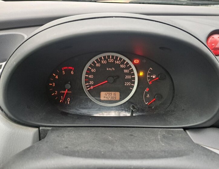 Nissan Almera Tino 29