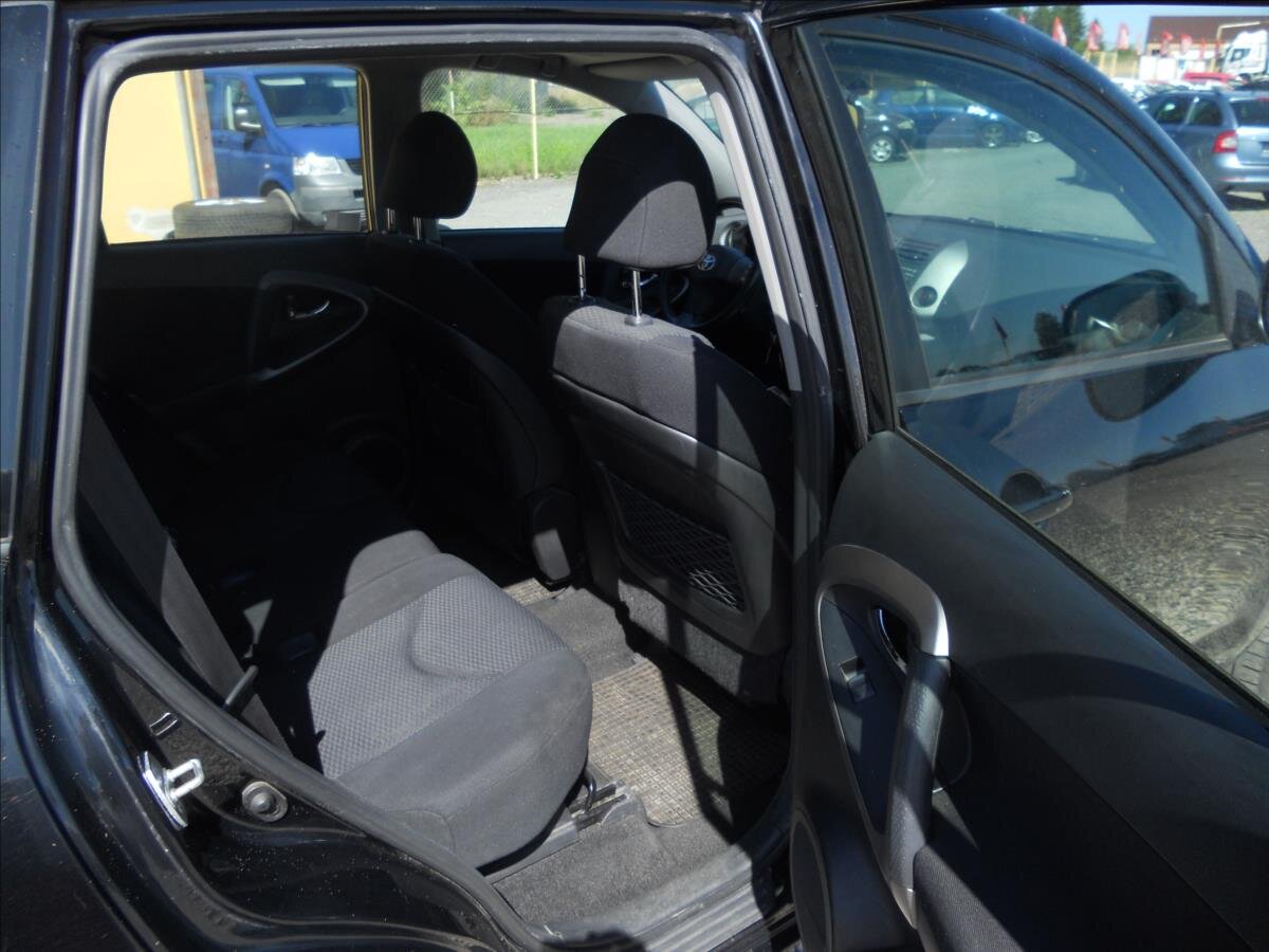 Toyota RAV4 Kombi 2,0 l 112 kw