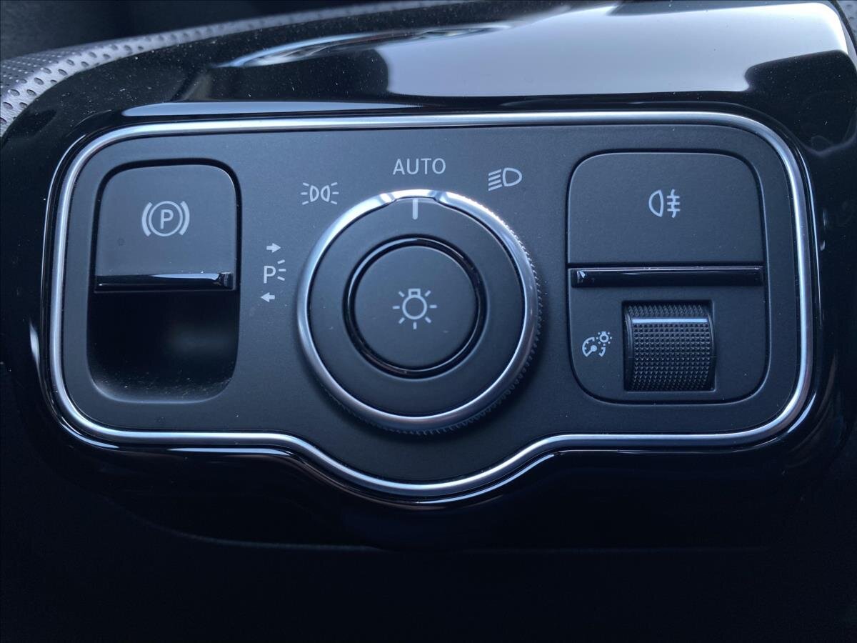 Mercedes-Benz Třídy A Sedan / Limuzína 1,3 l 120 kw