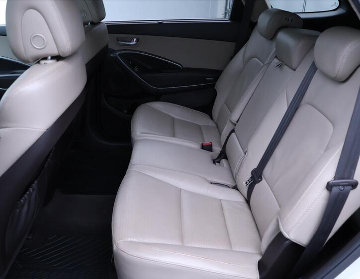 Hyundai Grand Santa Fe 17