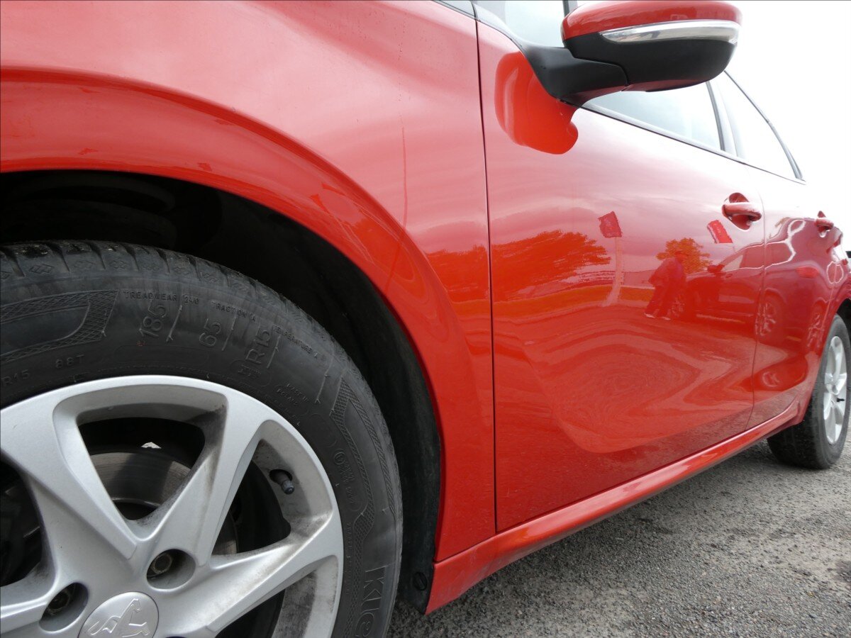 Peugeot 208 Hatchback 1,2 l 61 kw
