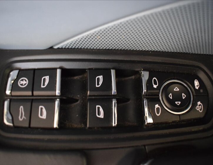 Porsche Cayenne SUV 4,8 l 405 kw