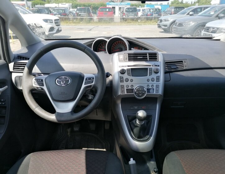 Toyota Verso 8