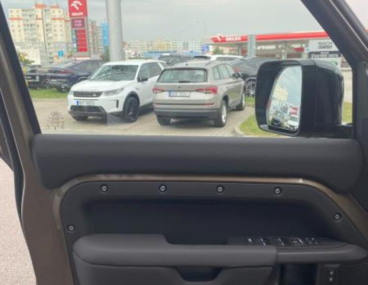 Land Rover Defender 26