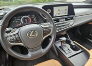 Lexus ES 300h Sedan / Limuzína 2,5 l 160 kw