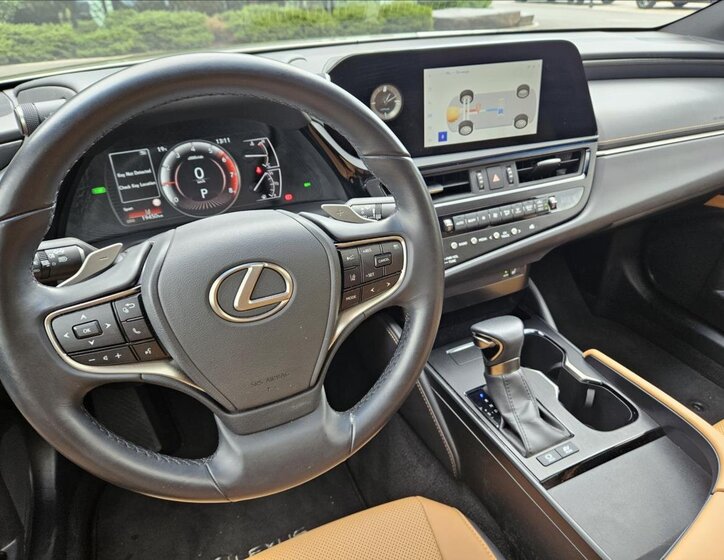 Lexus ES 300h Sedan / Limuzína 2,5 l 160 kw
