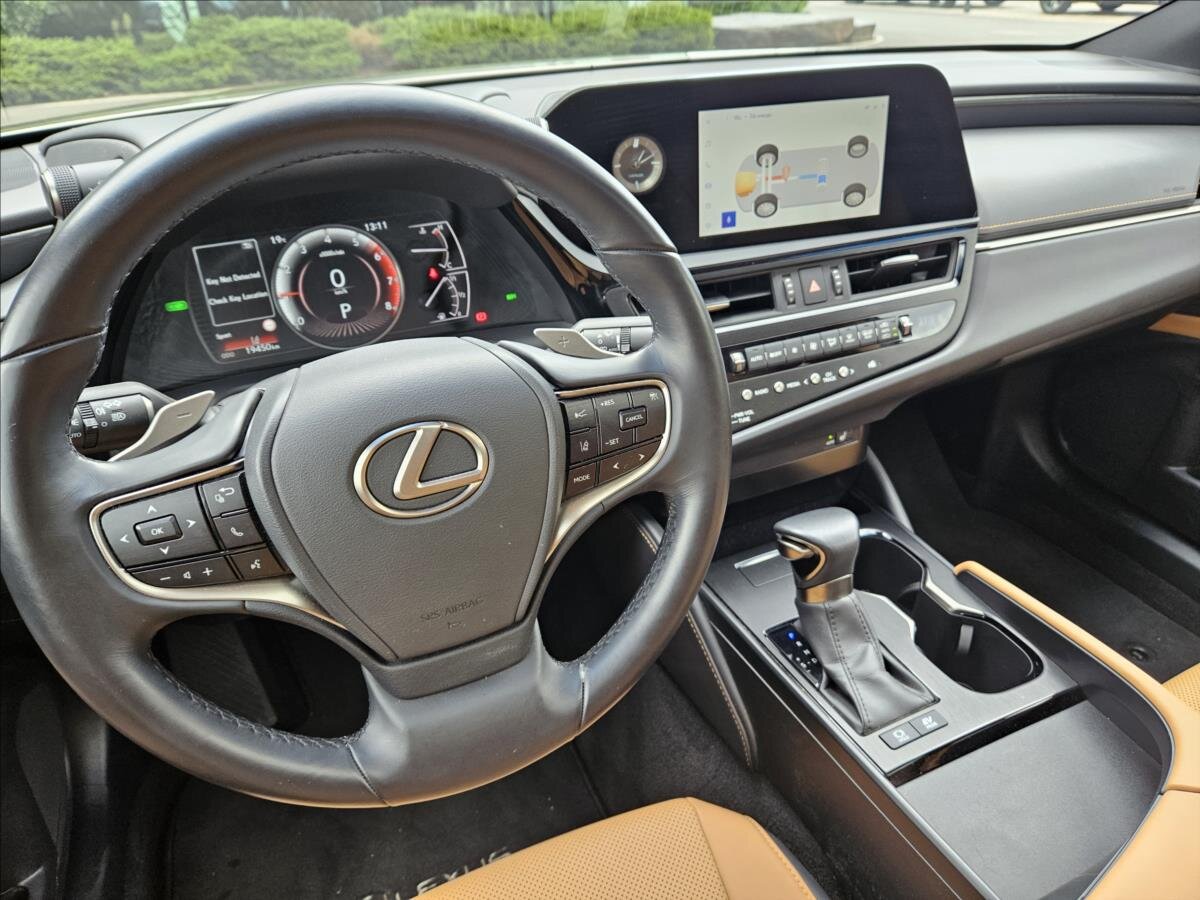 Lexus ES 300h Sedan / Limuzína 2,5 l 160 kw