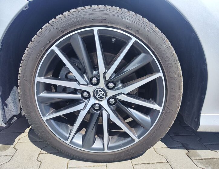 Toyota Camry Sedan / Limuzína 2,5 l 160 kw