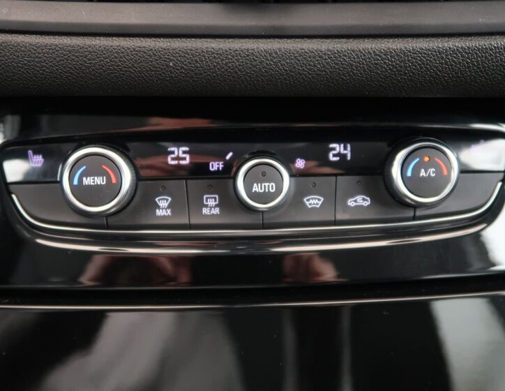 Opel Grandland SUV / Terénní 1,6 l 147 kw