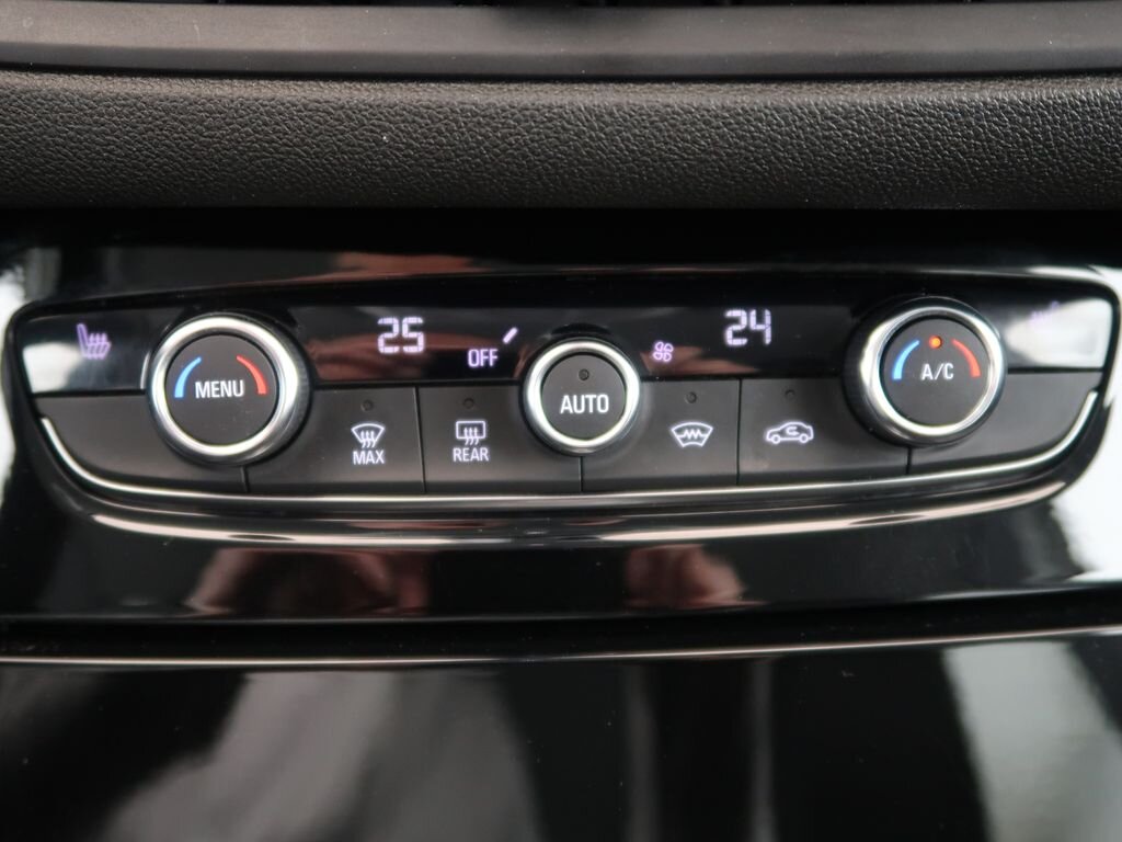 Opel Grandland SUV / Terénní 1,6 l 147 kw