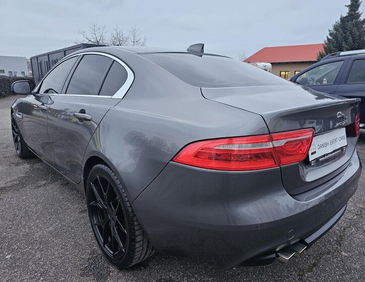 Jaguar XE 13