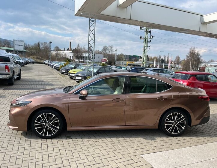 Toyota Camry Sedan / Limuzína 2,5 l 137 kw