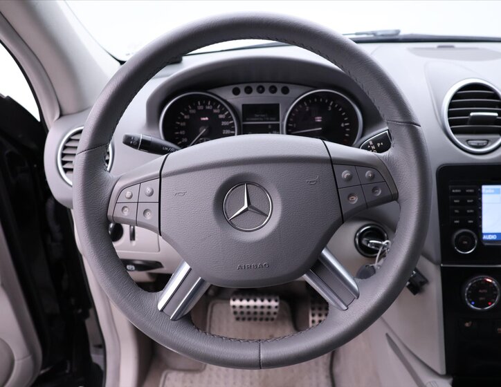 Mercedes-Benz Třídy M SUV / Terénní 3,2 l 165 kw