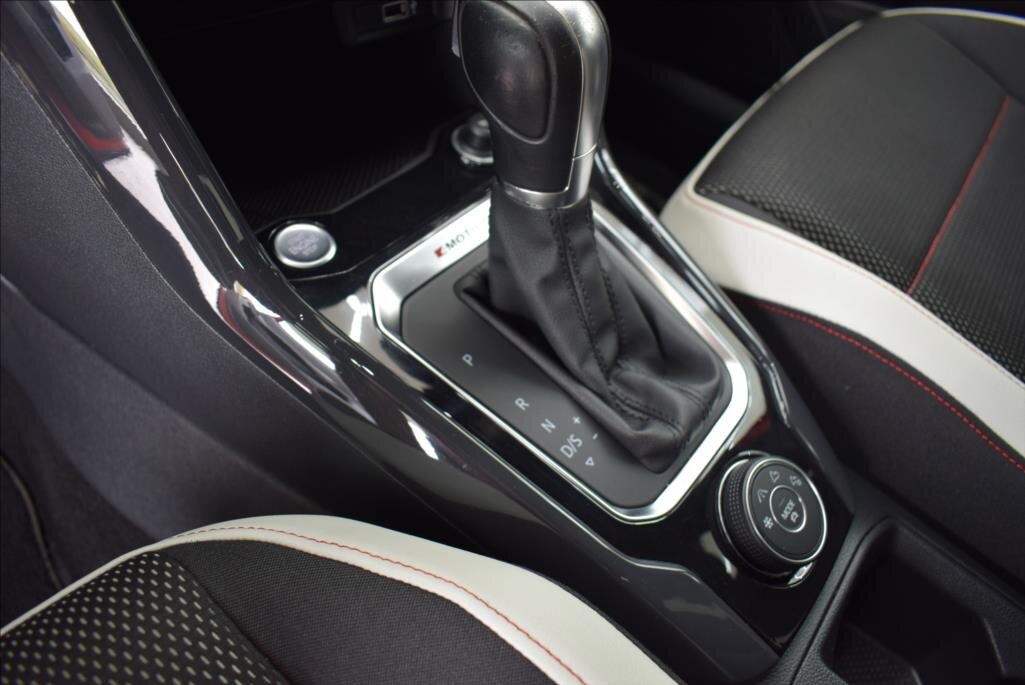 Volkswagen T-Roc SUV / Terénní 2,0 l 140 kw