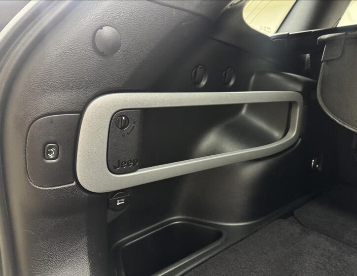 Jeep Cherokee SUV / Terénní 2,0 l 103 kw