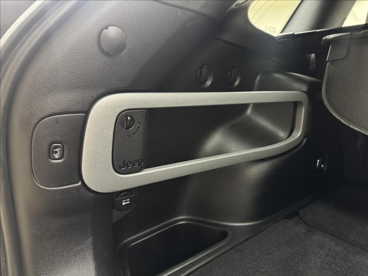 Jeep Cherokee SUV / Terénní 2,0 l 103 kw