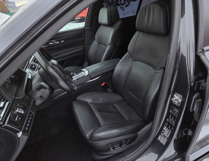 BMW Řada 7 Sedan / Limuzína 4,4 l 300 kw