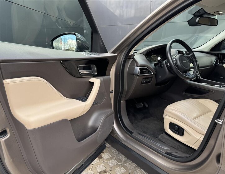 Jaguar F-Pace SUV 2,0 l 132 kw