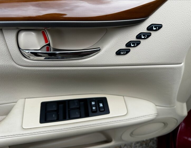 Lexus ES 300h Sedan / Limuzína 3,0 l 116 kw