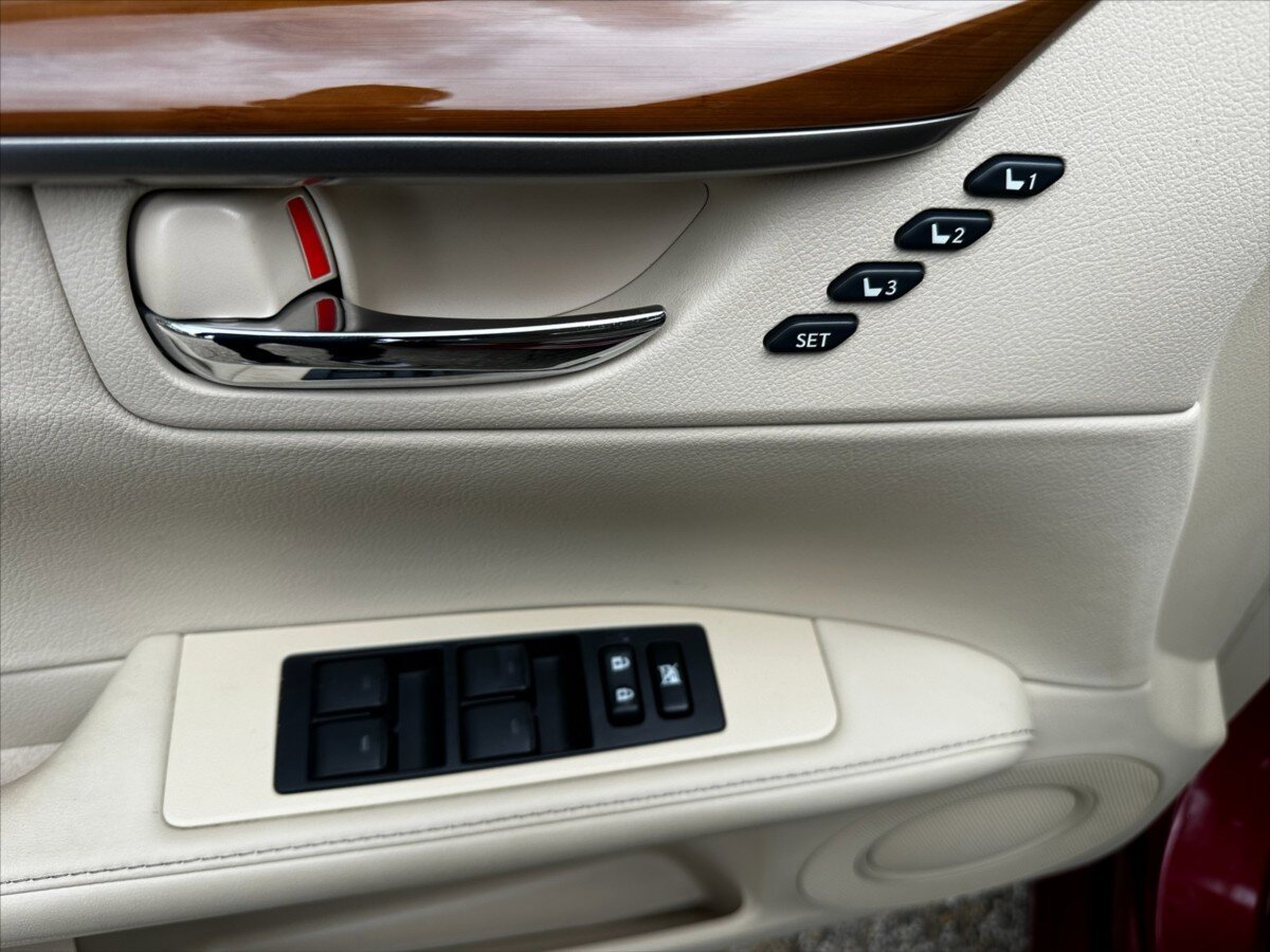 Lexus ES 300h Sedan / Limuzína 3,0 l 116 kw