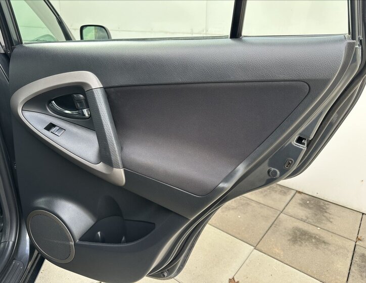 Toyota RAV4 SUV / Terénní 2,2 l 100 kw