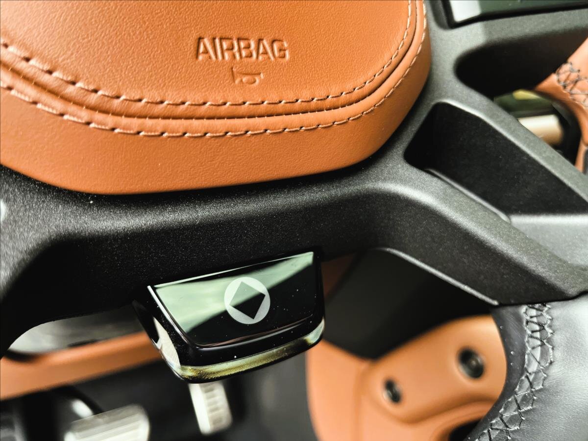 Land Rover Defender SUV / Terénní 4,4 l 467 kw