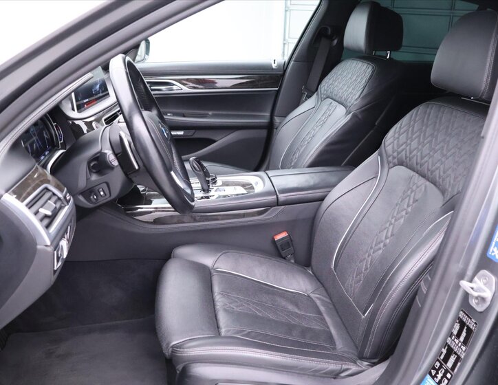BMW Řada 7 Sedan 4,4 l 330 kw