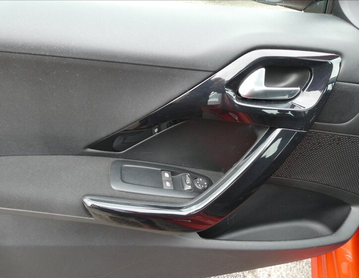 Peugeot 208 Hatchback 1,2 l 61 kw