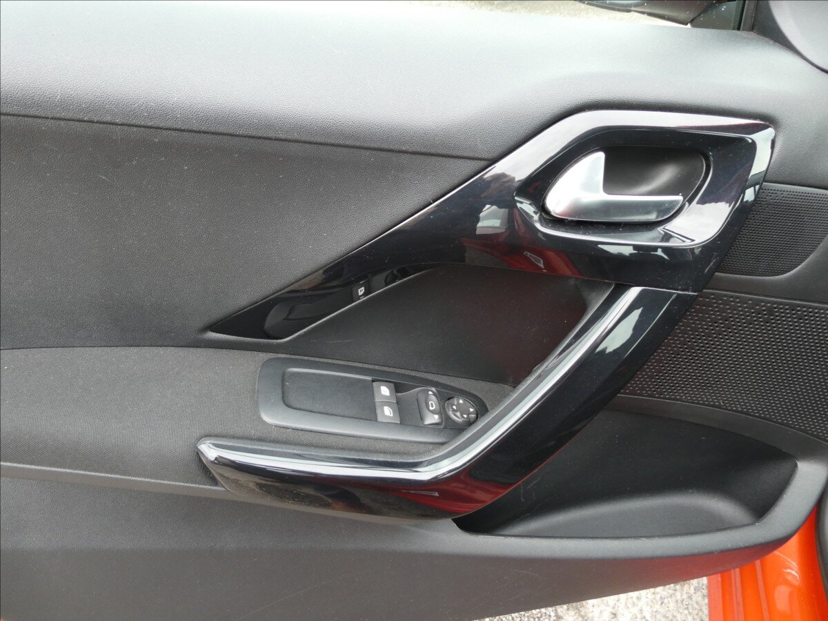 Peugeot 208 Hatchback 1,2 l 61 kw