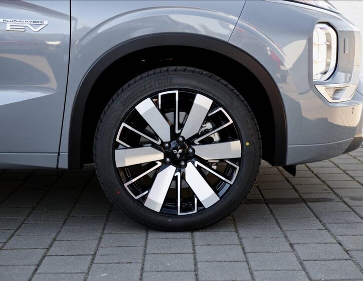 Mitsubishi Outlander SUV / Terénní 2,4 l 225 kw