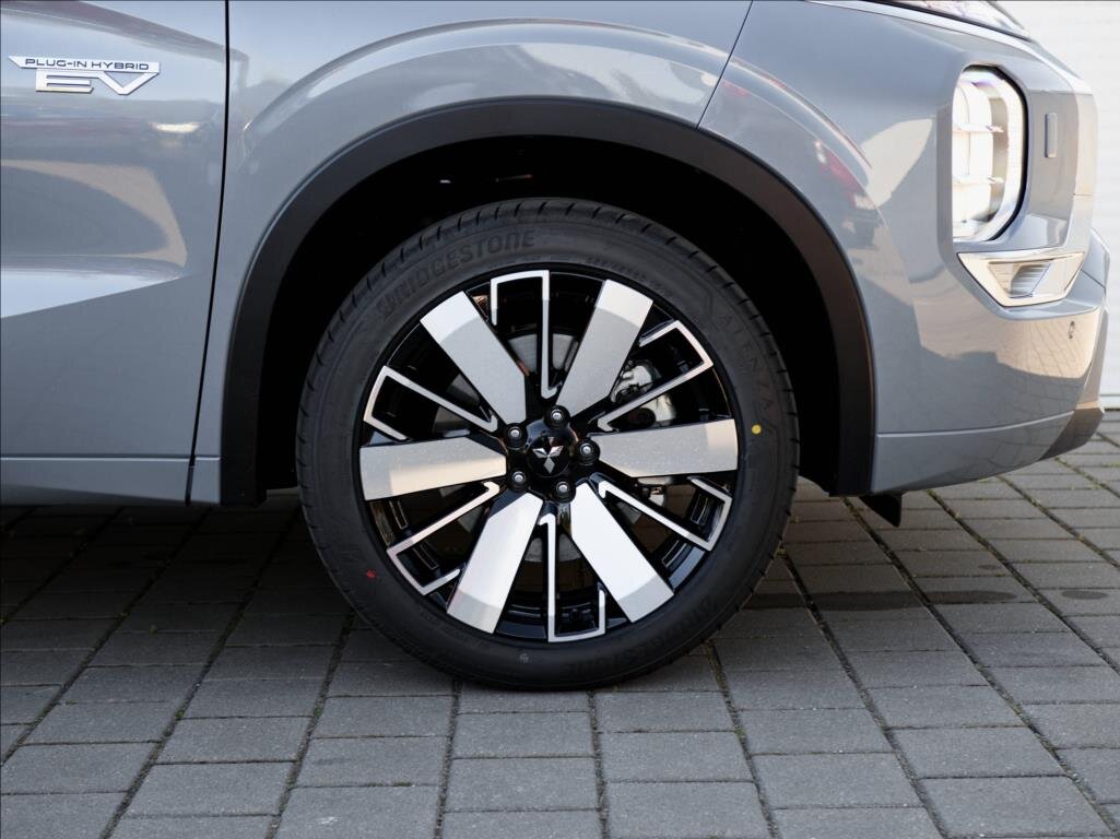 Mitsubishi Outlander SUV / Terénní 2,4 l 225 kw