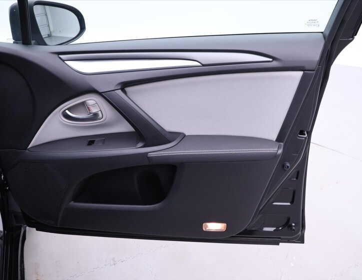 Toyota Avensis Kombi 2,0 l 105 kw