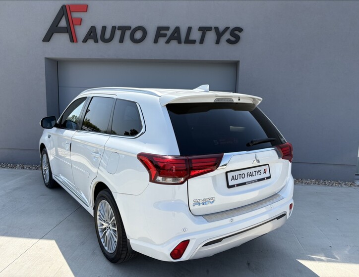 Mitsubishi Outlander 4