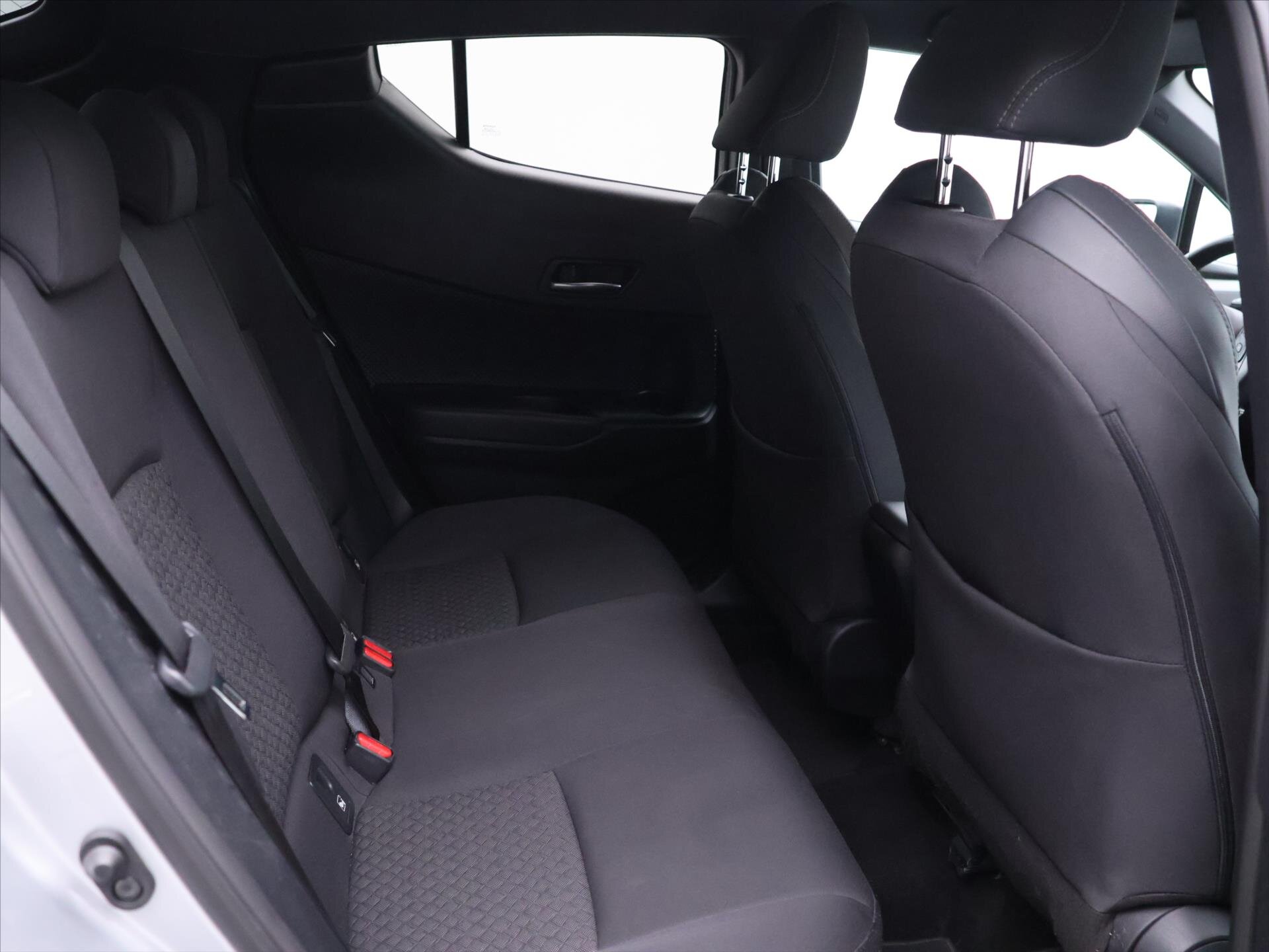 Toyota C-HR SUV 1,8 l 72 kw