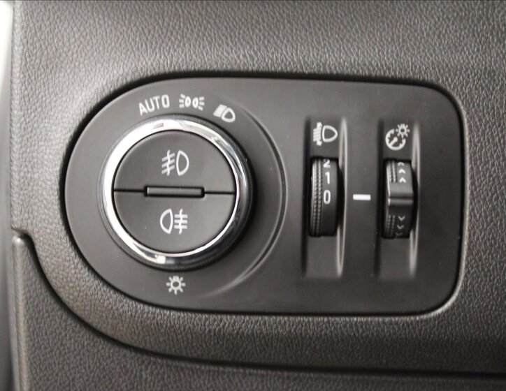 Opel Crossland X SUV / Terénní 1,2 l 61 kw