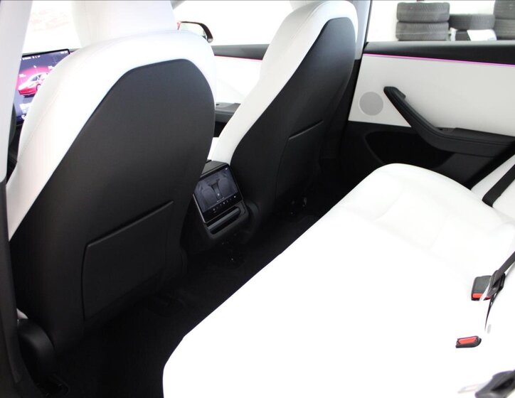 Tesla Model 3 Sedan / Limuzína 0,0 366 kw