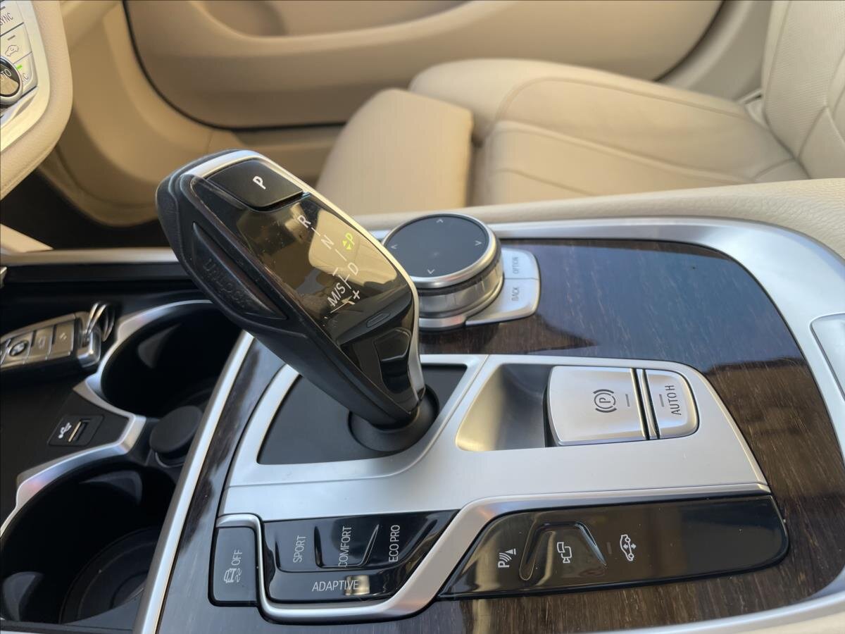 BMW Řada 7 Sedan 3,0 l 210 kw