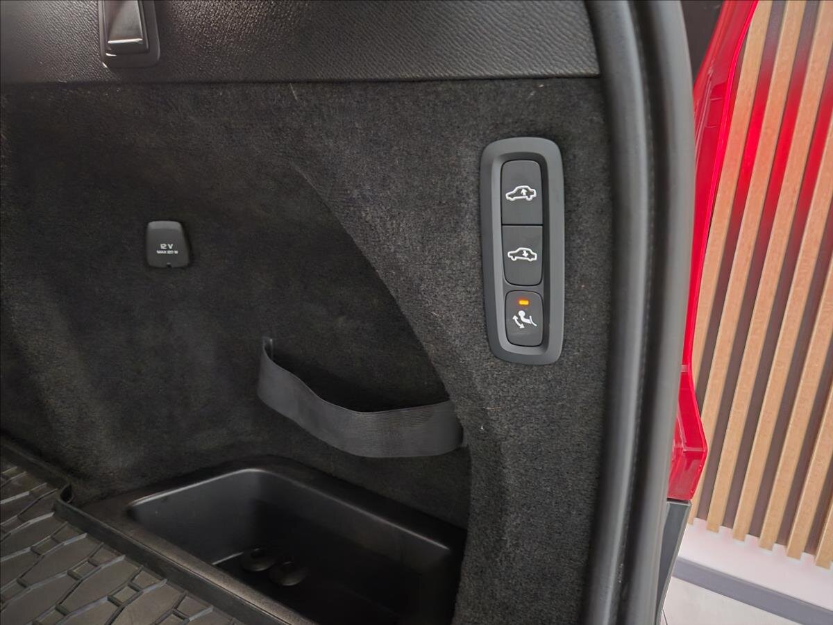 Volvo XC90 SUV / Terénní 2,0 l 180 kw