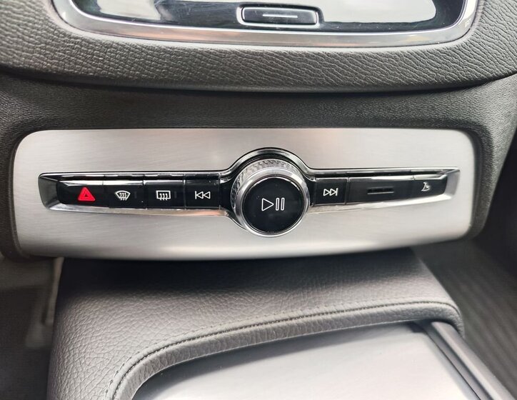 Volvo XC90 SUV / Terénní 2,0 l 235 kw