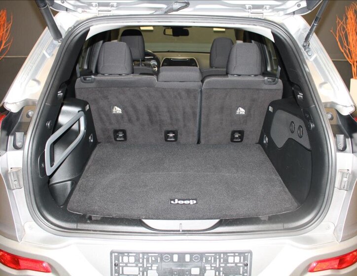 Jeep Cherokee SUV / Terénní 2,2 l 136 kw