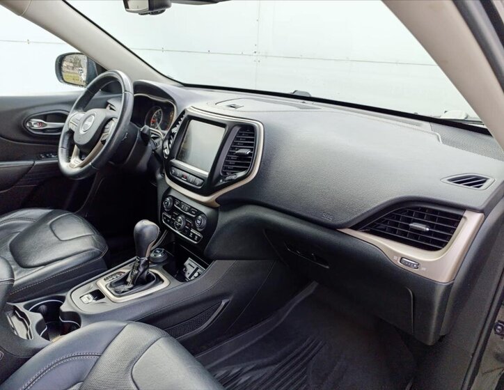 Jeep Cherokee SUV 3,2 l 200 kw