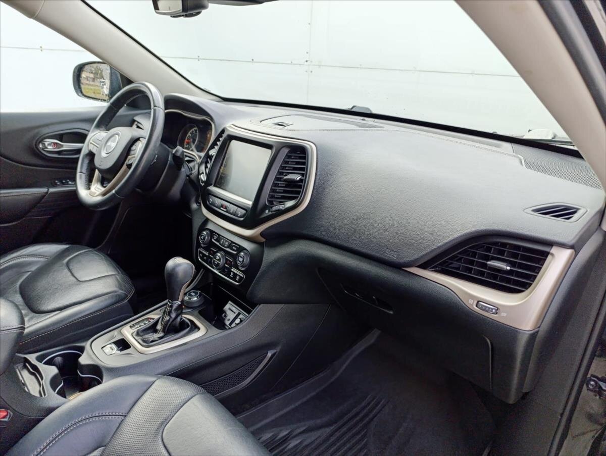 Jeep Cherokee SUV 3,2 l 200 kw