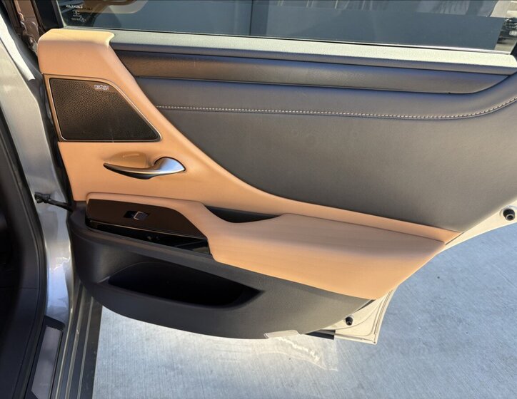 Lexus ES 300h Sedan / Limuzína 2,5 l 131 kw