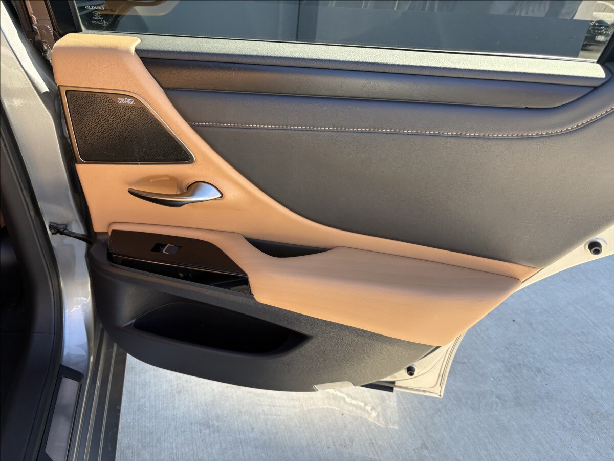 Lexus ES 300h Sedan / Limuzína 2,5 l 131 kw