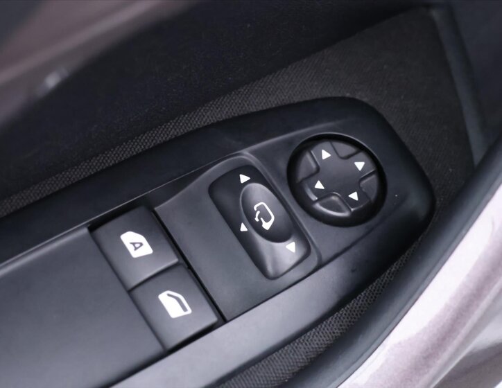 Peugeot 2008 SUV 1,2 l 81 kw