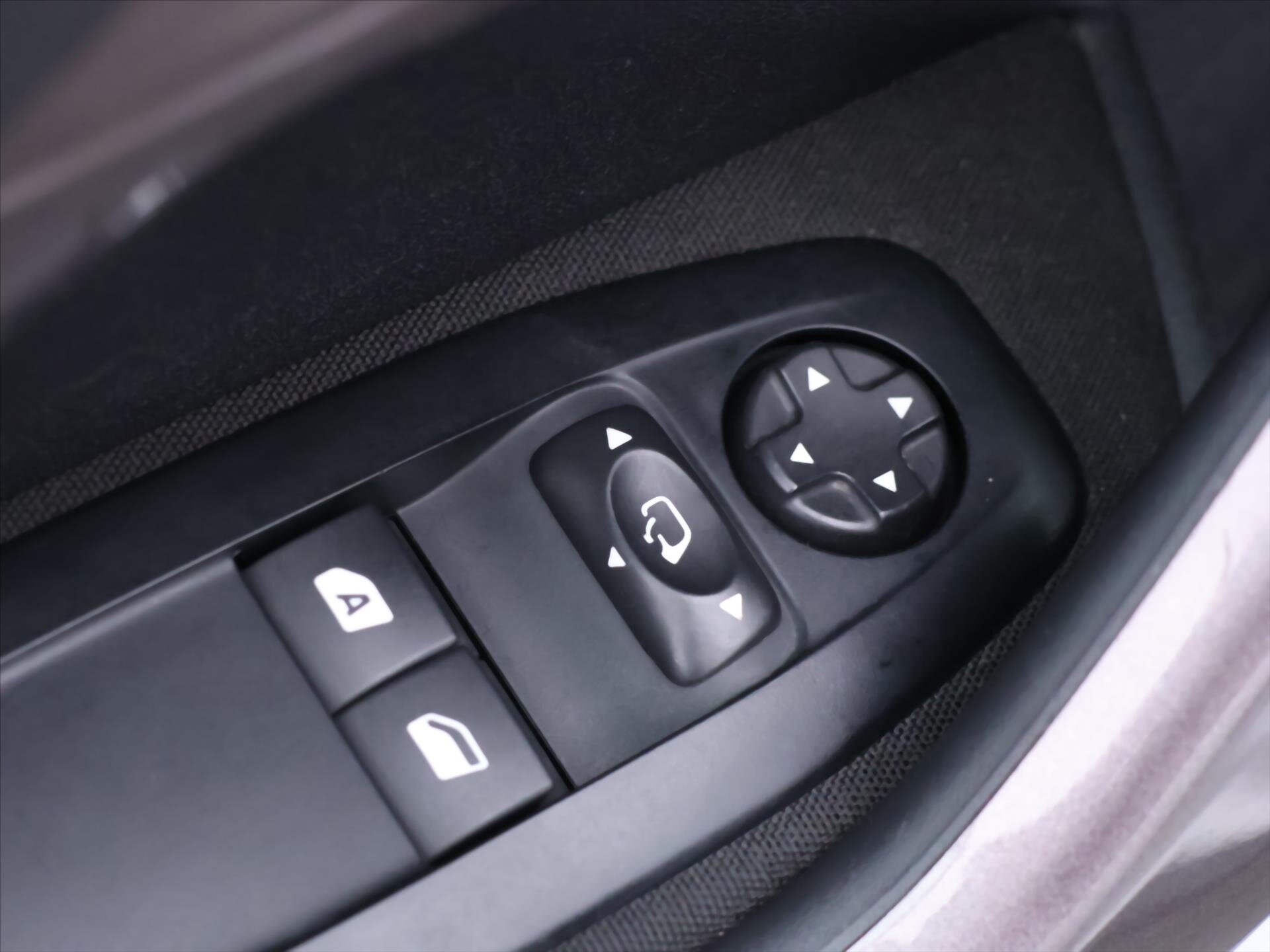 Peugeot 2008 SUV 1,2 l 81 kw