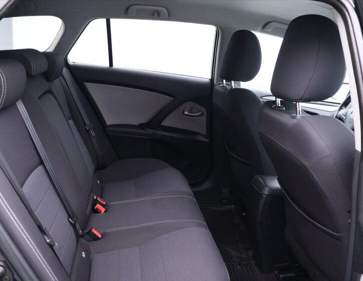 Toyota Avensis Kombi 2,0 l 105 kw