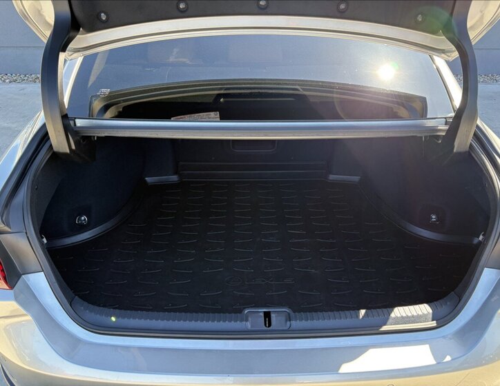 Lexus ES 300h Sedan / Limuzína 2,5 l 131 kw