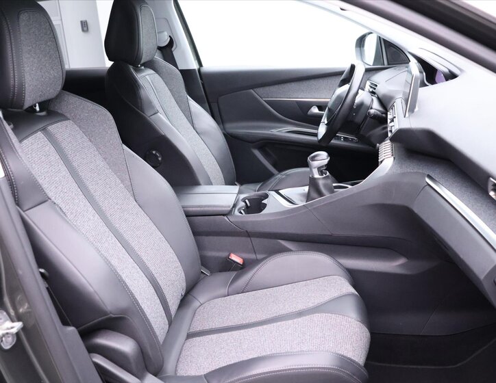 Peugeot 3008 SUV 1,2 l 96 kw