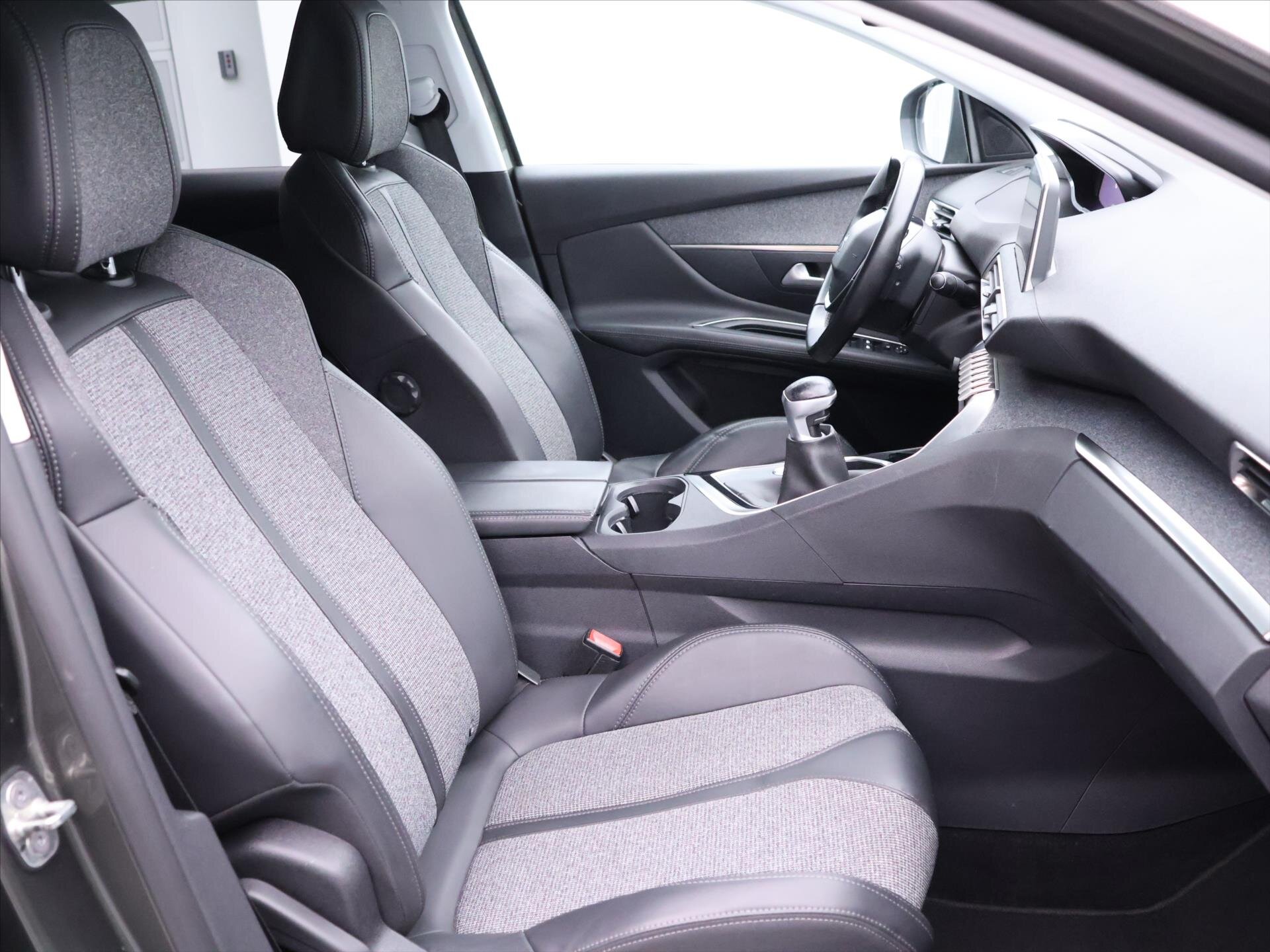 Peugeot 3008 SUV 1,2 l 96 kw